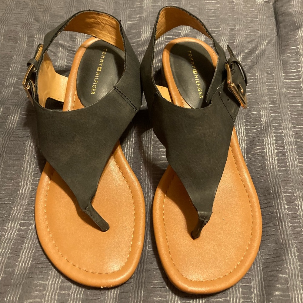 Tommy Hilfiger Black Sandals with gold buckle Size 6.5